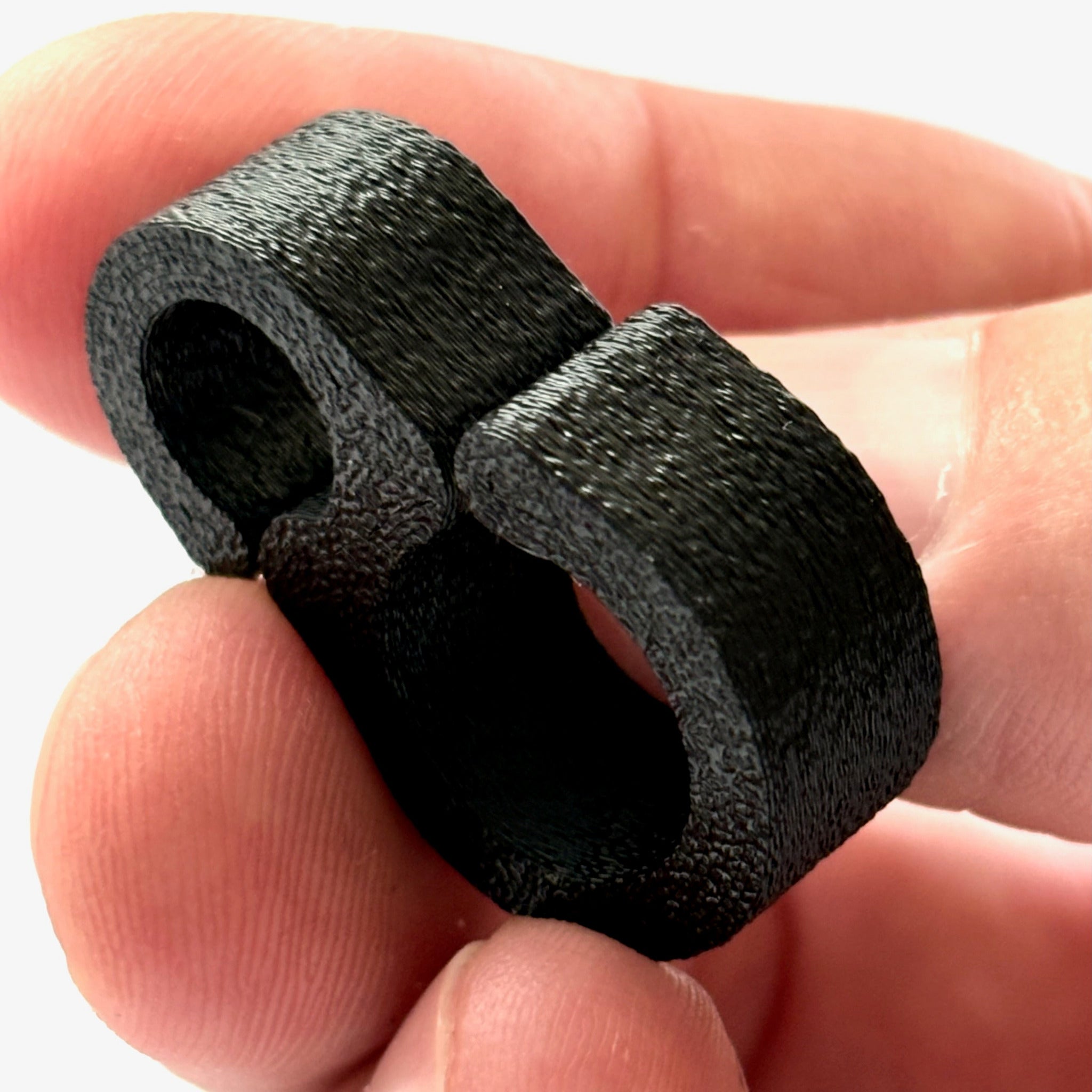 hand holding a 15mm rod cable clip